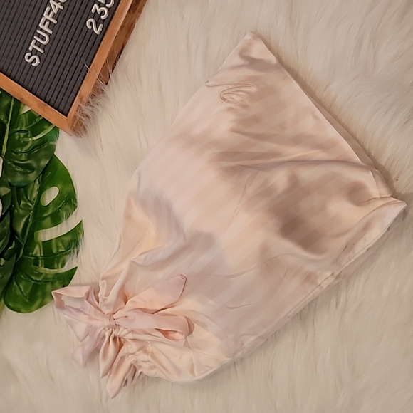 NWT Victoria's Secret Stripped Fur Slippers & Monogramed "V" storage bag! ♥️ - Picture 10 of 10